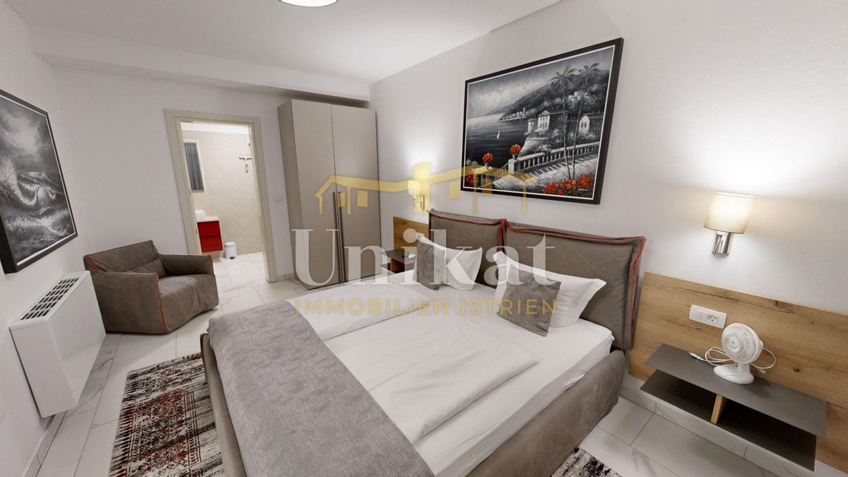 Čudovita dvojna hiša s bazenom